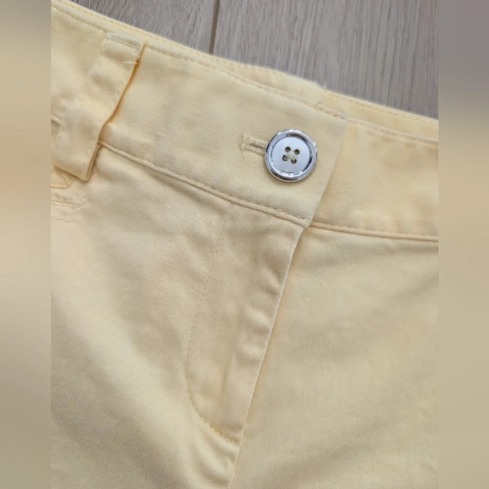 White House Black Market Pale Yellow Mid Rise Cotton Shorts